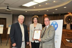 Picture of Susan Combs, former Comptroller of Public Accounts, presenting city representatives with Abernathy's first Leadership Circle "Gold Award" in 2010.